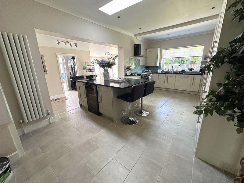 Kitchen/ Breakfast Room