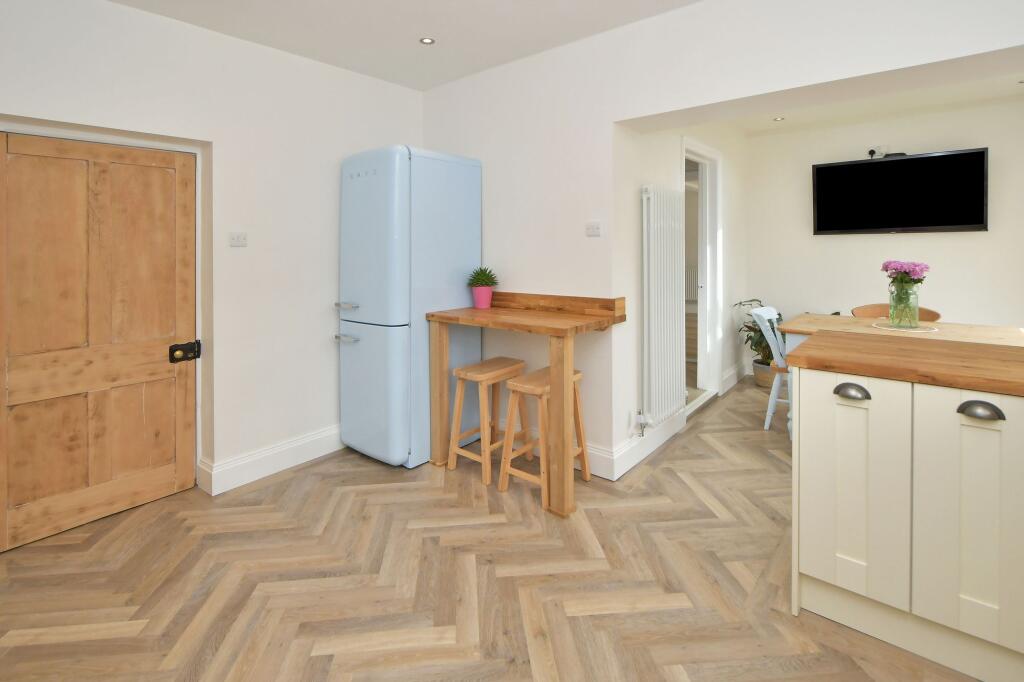 Kitchen to breakfast room