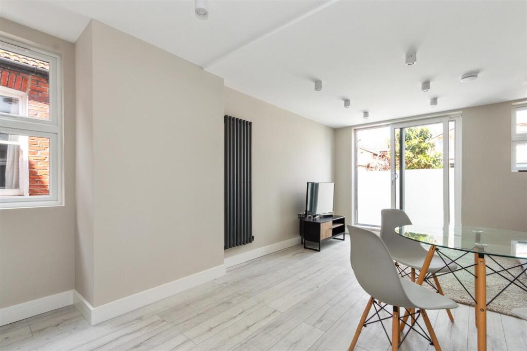 Flat 2 20 Coverton Road, Tooting reception 2.jpg