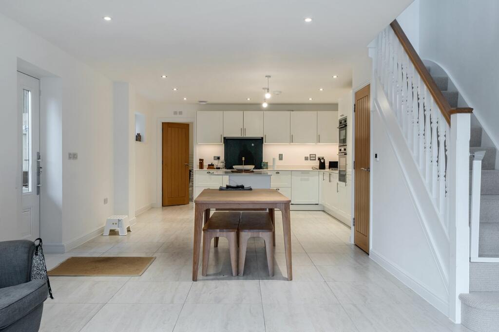 Lounge &amp; Dining Area