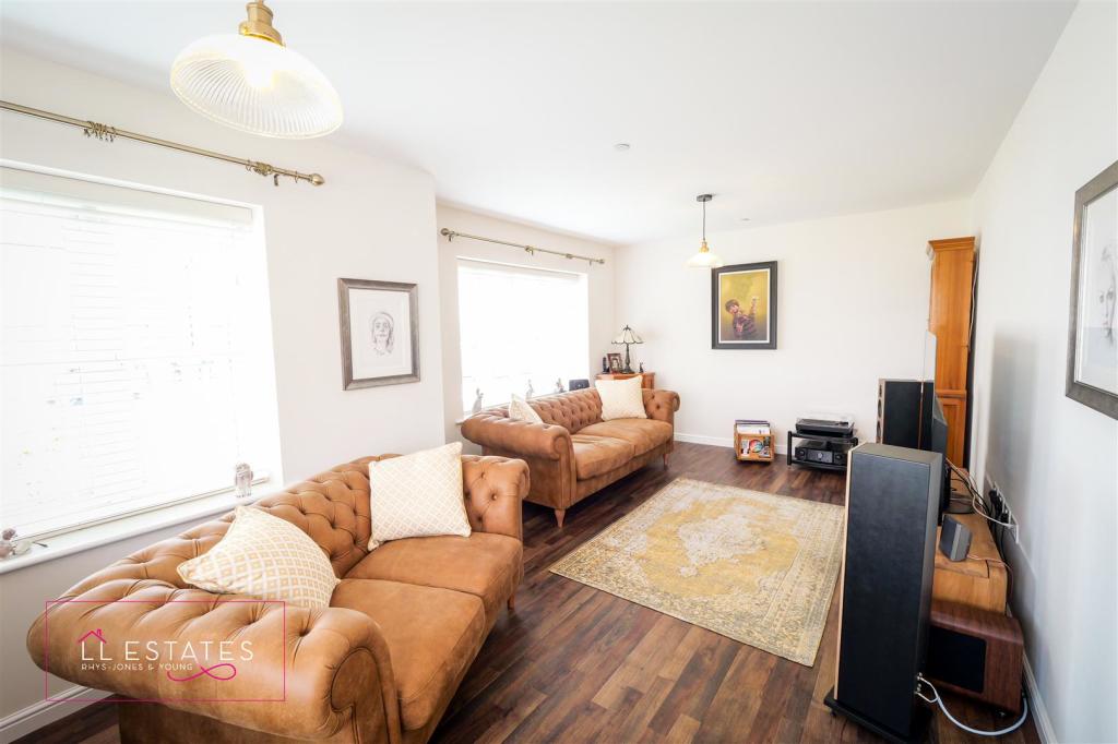 17 Ffordd Porthdy-10.jpg