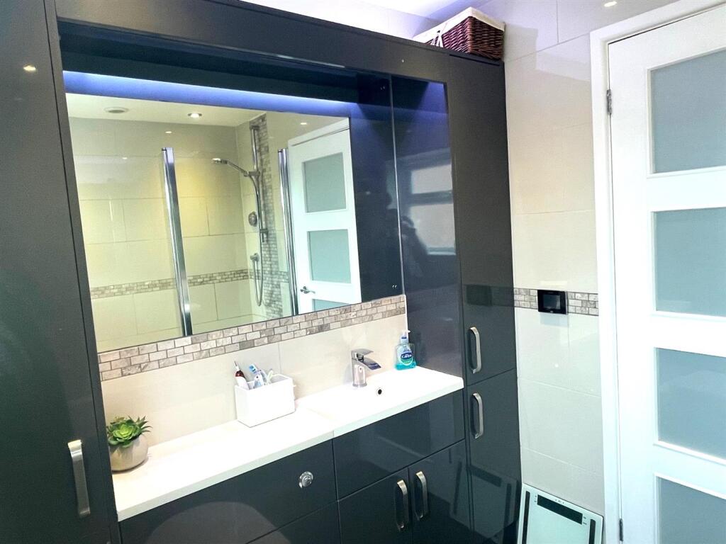 bathroom 2.jpg