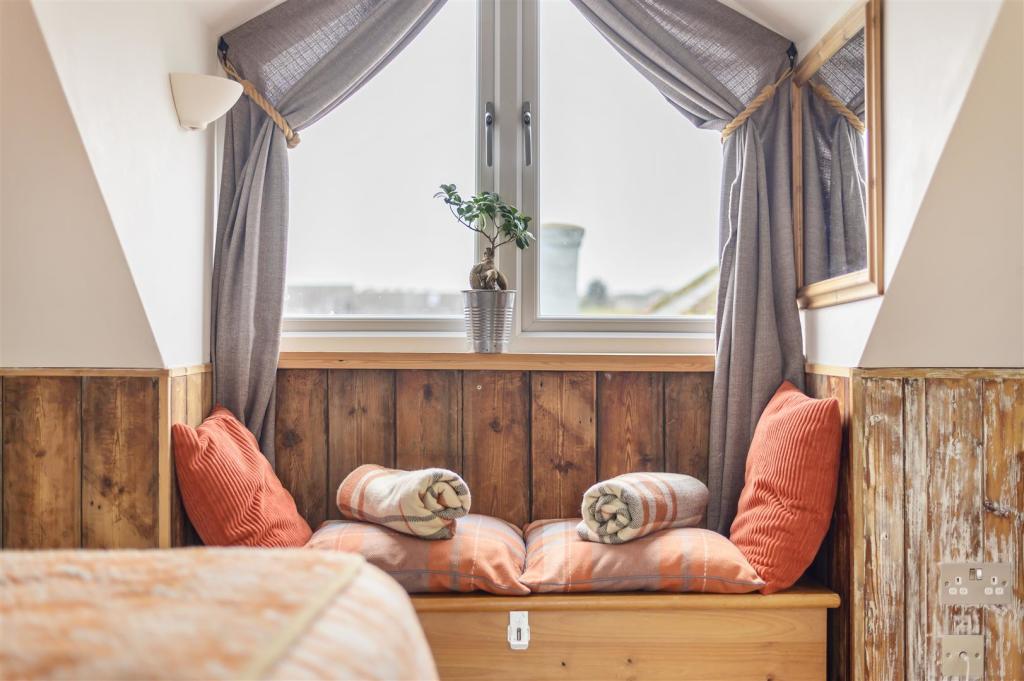 Bedroom 1 (Loft) LS2.jpg