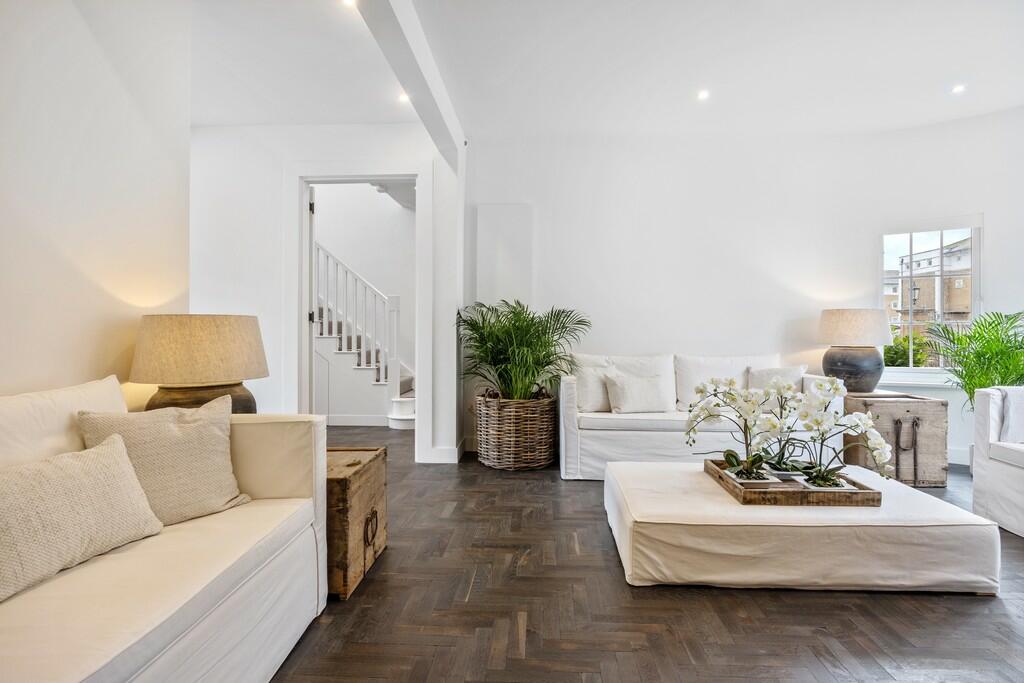 (11) Trafalgar Ga...