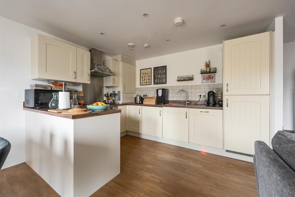 Chigwell Road, E18