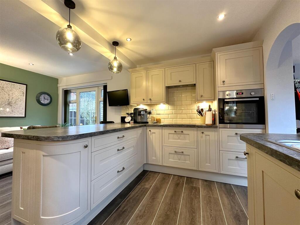 Contemporary Kitchen 046