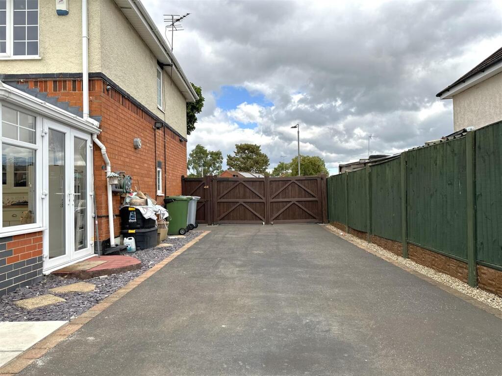 Gated &amp; Multi-Vehicle Driveway 090