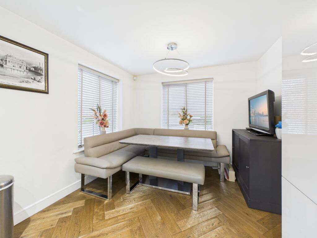 CAM04825G0-PR0221-STILL003