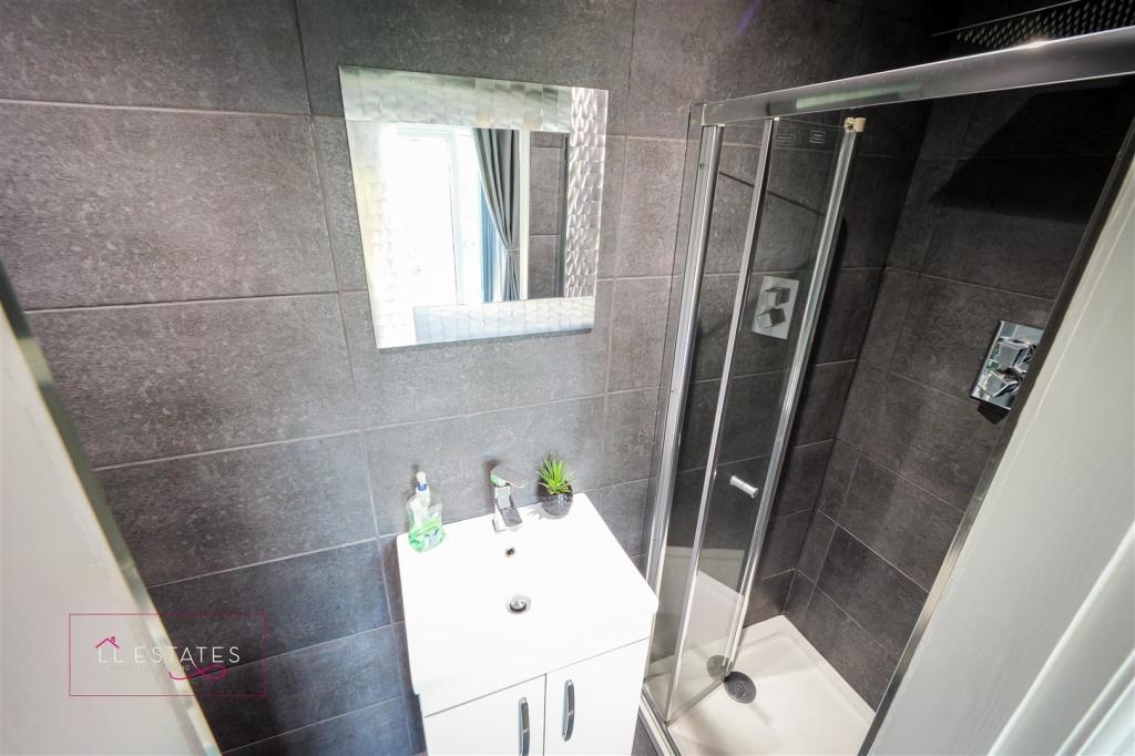 Ensuite Shower Room.jpg