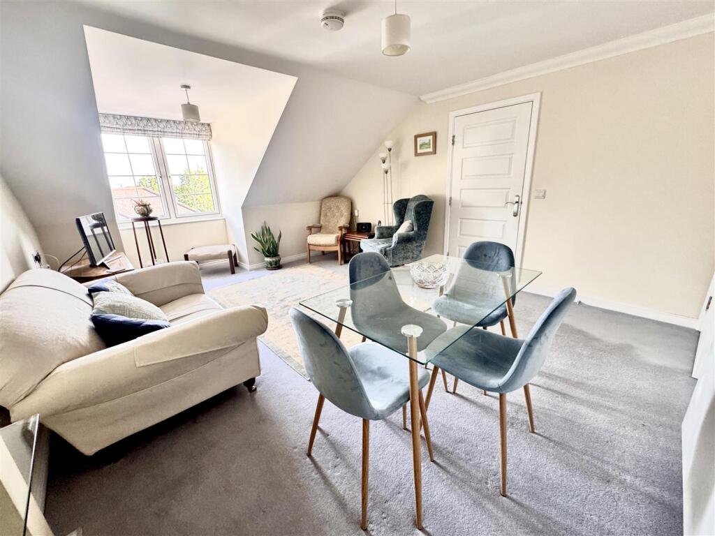 Lounge / Dining Room