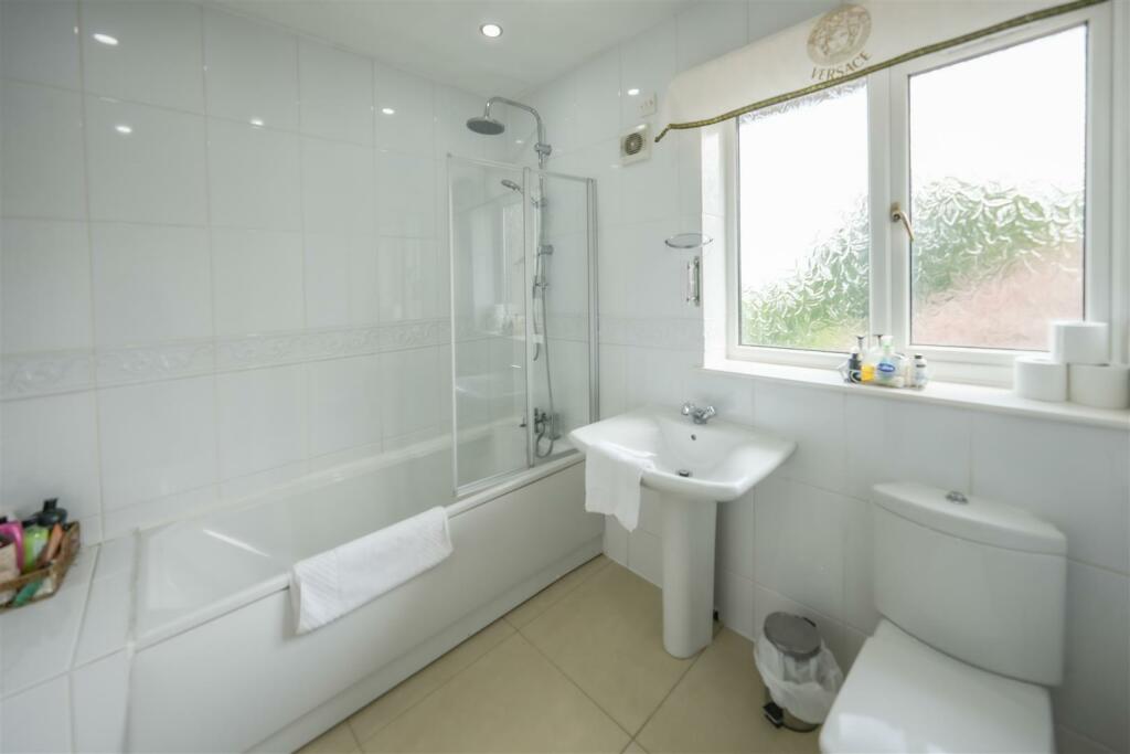 FAMILY BATHROOM/WC