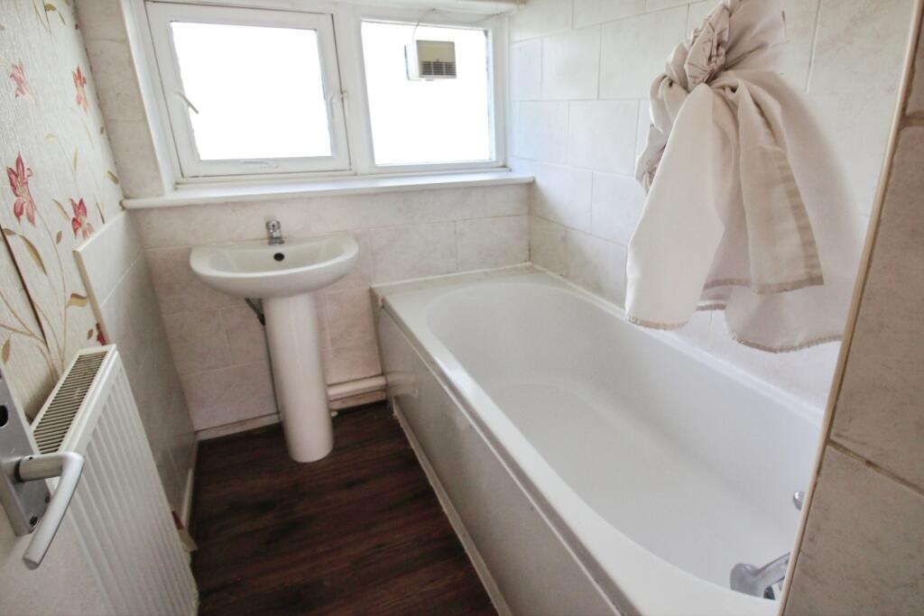 pbox-bathroom-345619.JPG