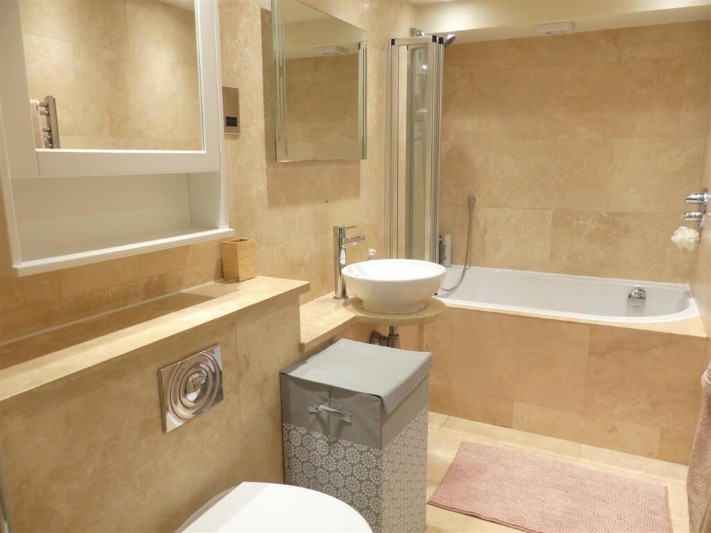 EN-SUITE BATHROOM