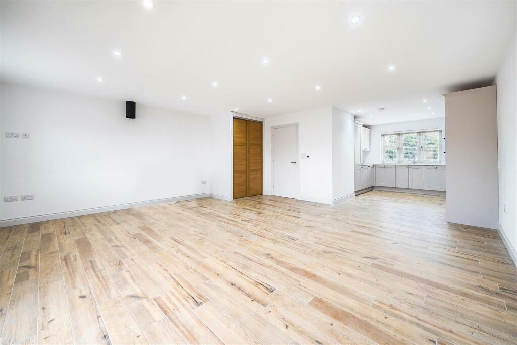 Robin's Nest, Greenway