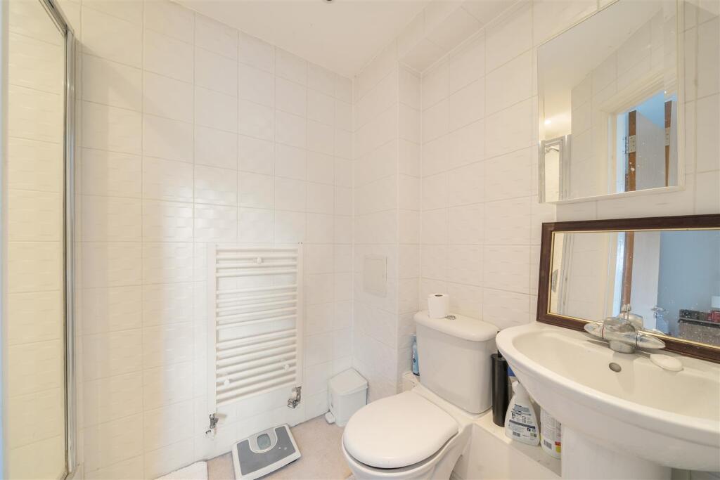 En Suite Shower Room: