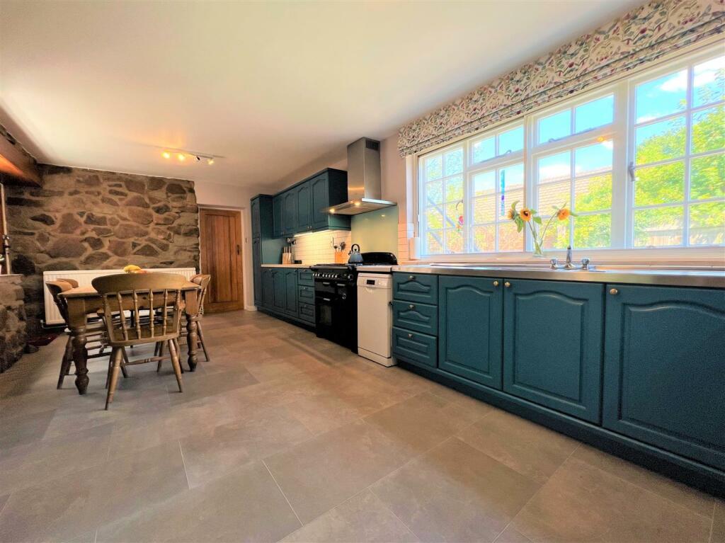 Kitchen 3.JPG