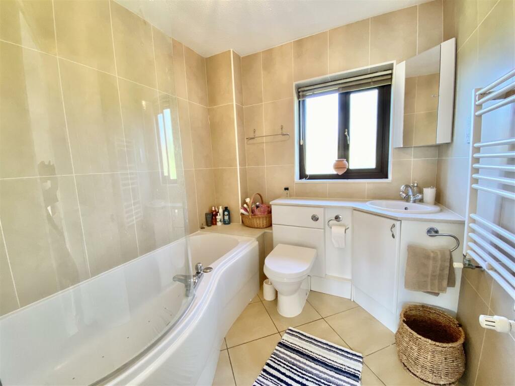 EN-SUITE BATHROOM