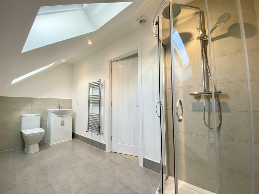 EN SUITE SHOWER ROOM