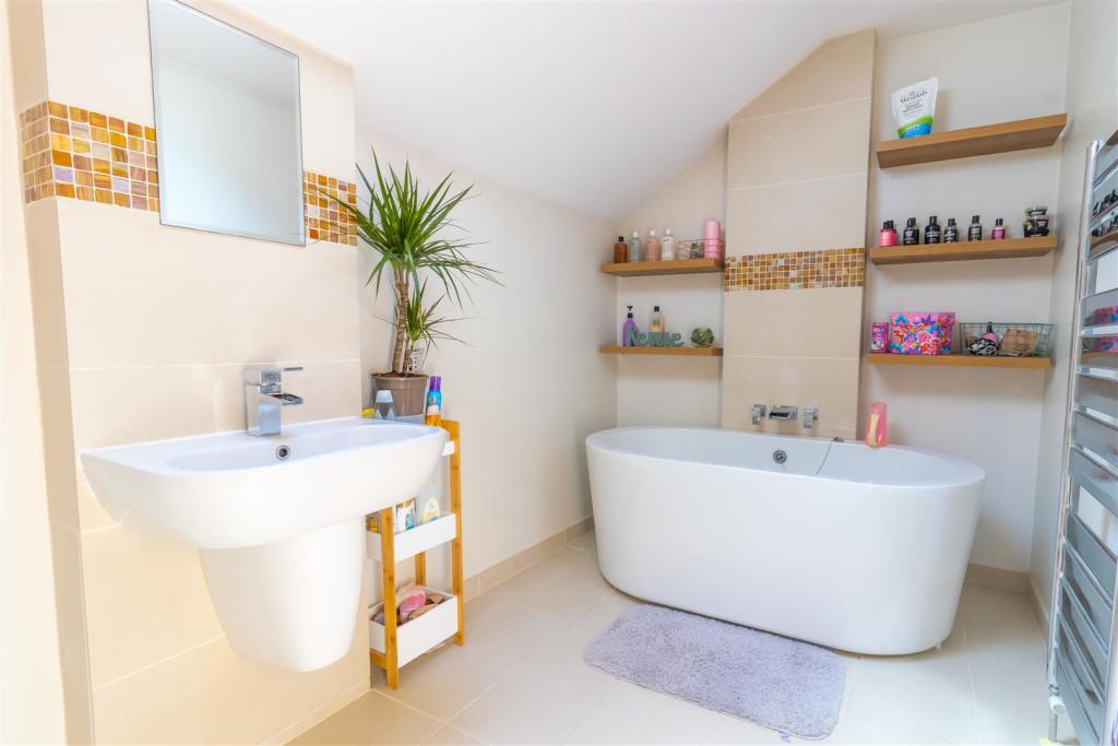Bathroom 1.jpg