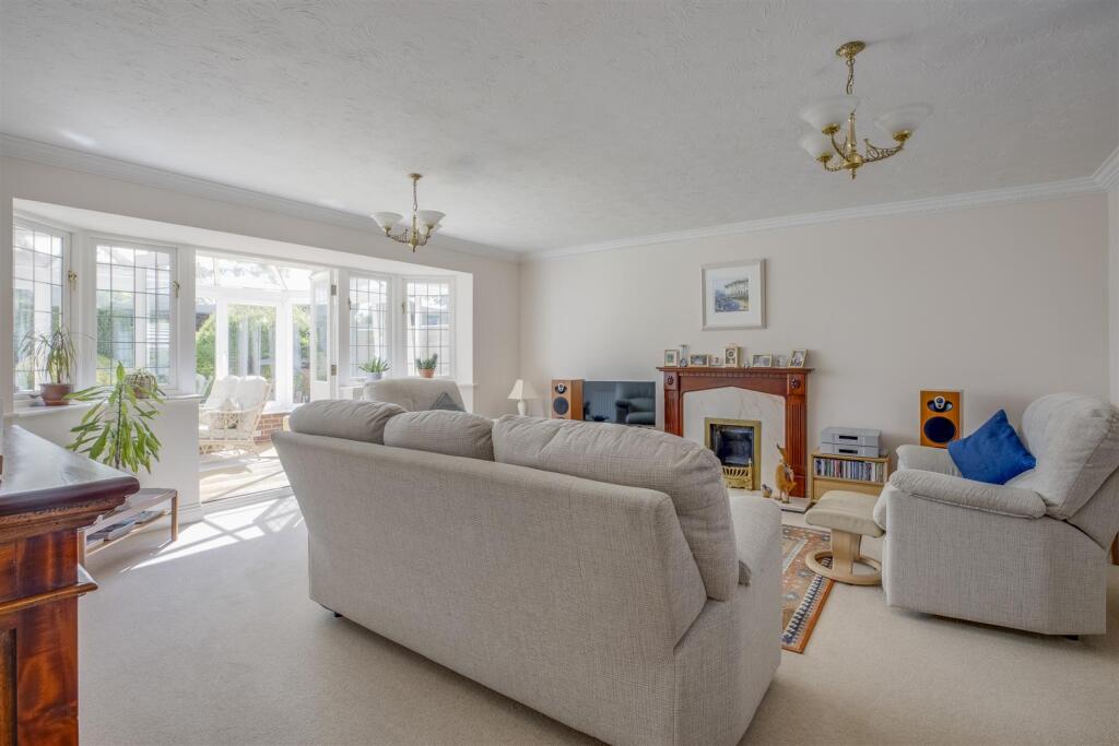 4 Gardner Close, HP15 6HT-9.jpg