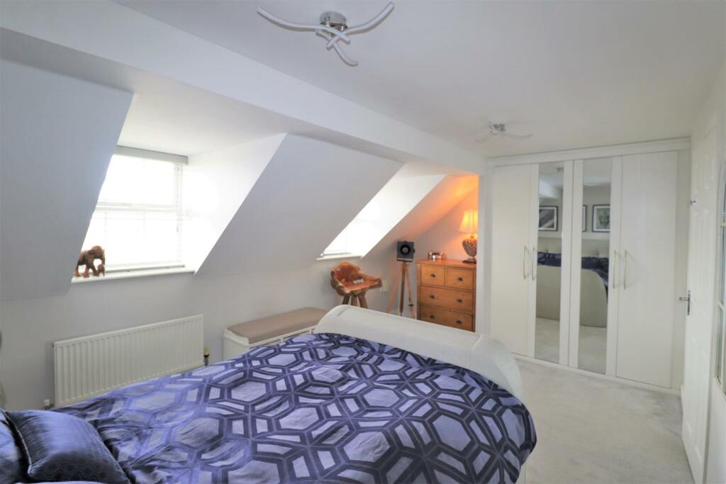 Master Bedroom (2).JPG