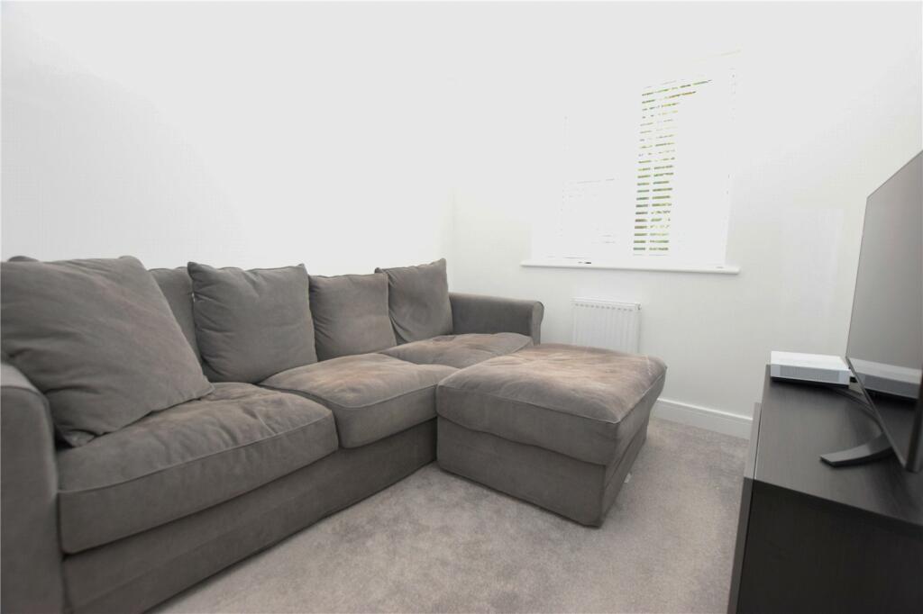 Bedroom/ Study
