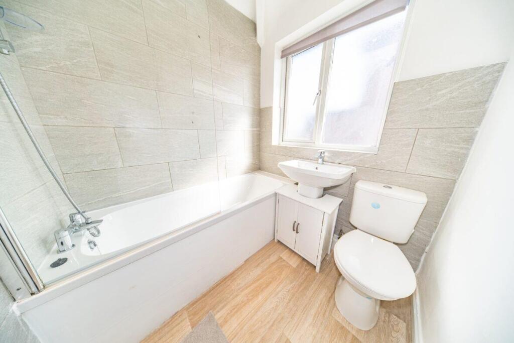 77 Jeffereys Crescent bathroom.jpg