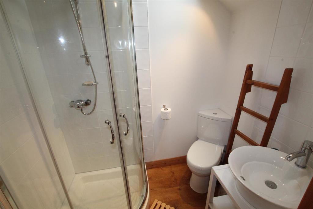 ENSUITE SHOWER ROOM