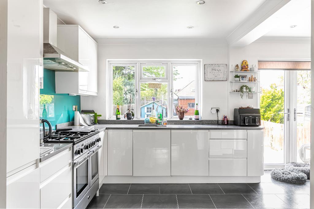 KITCHEN/BREAKFAST ROOM