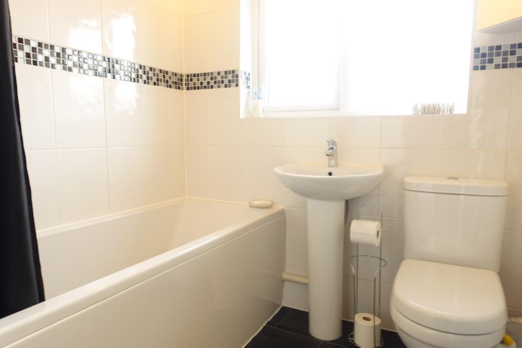1 Aintree Bathroom