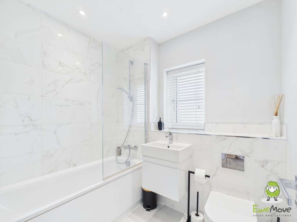 EweMove Estate Agents Basingstoke - Fishbourne Gar