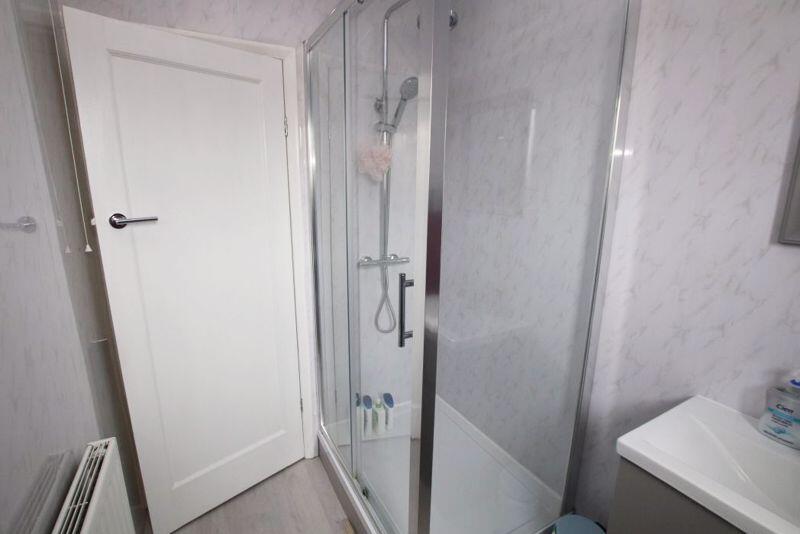 Shower room photo 2