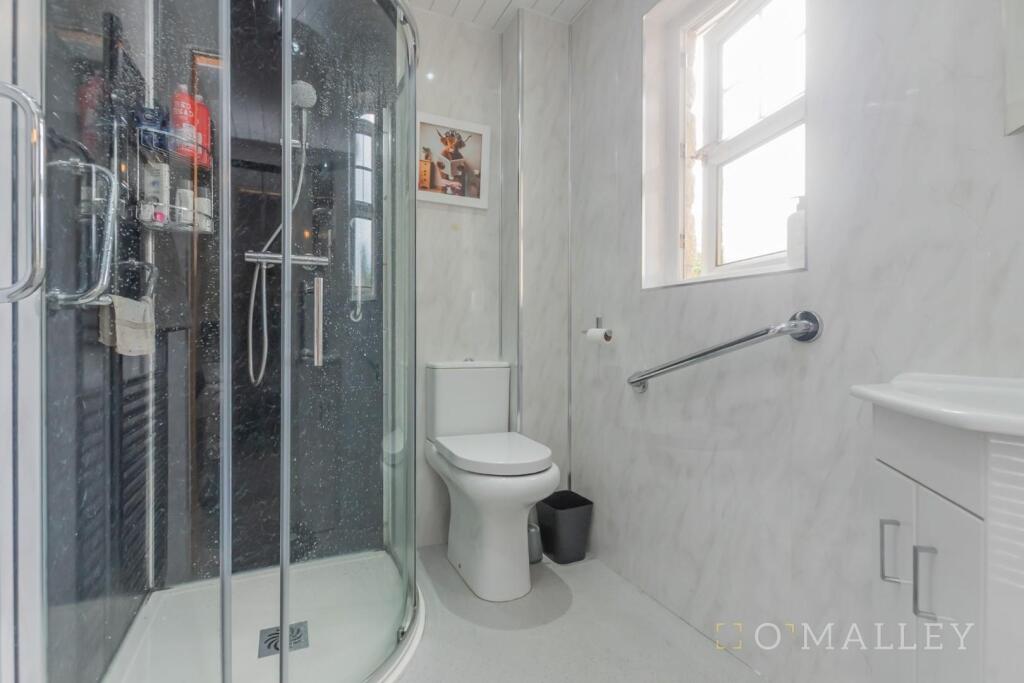 26. Bedroom 1 En-Suite.jpg