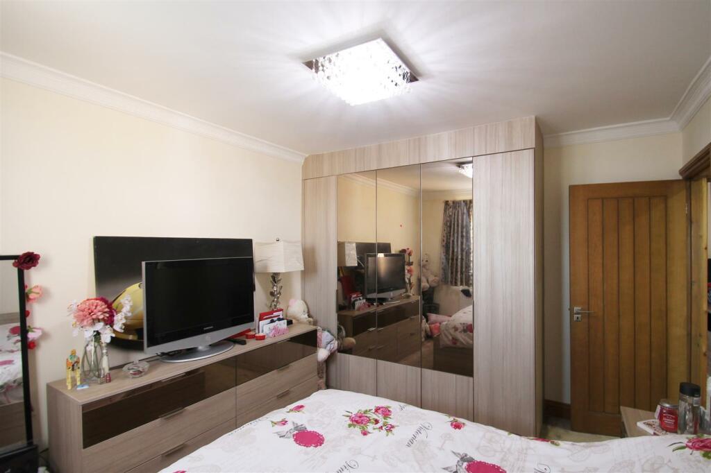Crown bed 2 wardrobes.JPG