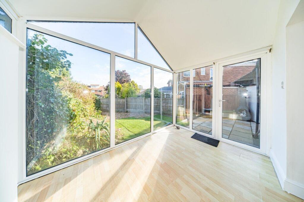 55 Fairholme Avenue sun lounge 2.jpg