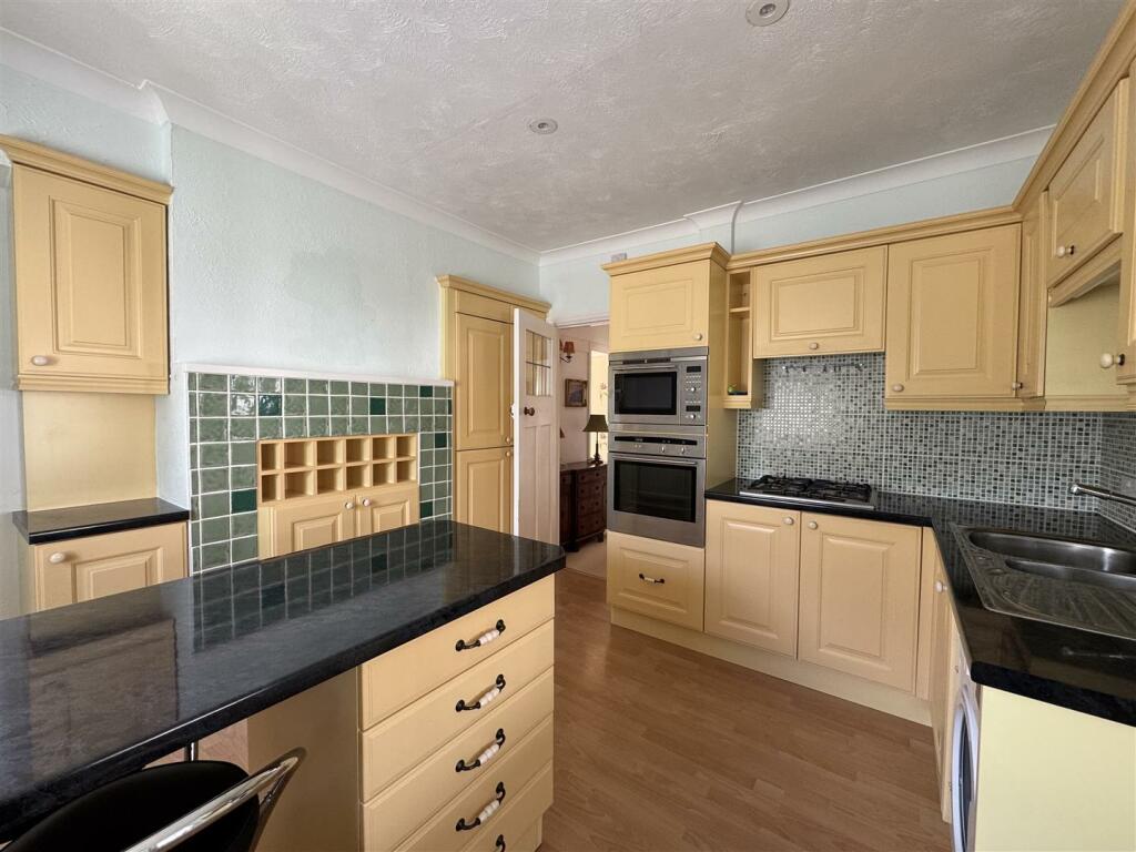 KITCHEN / BREAKFAST ROOM