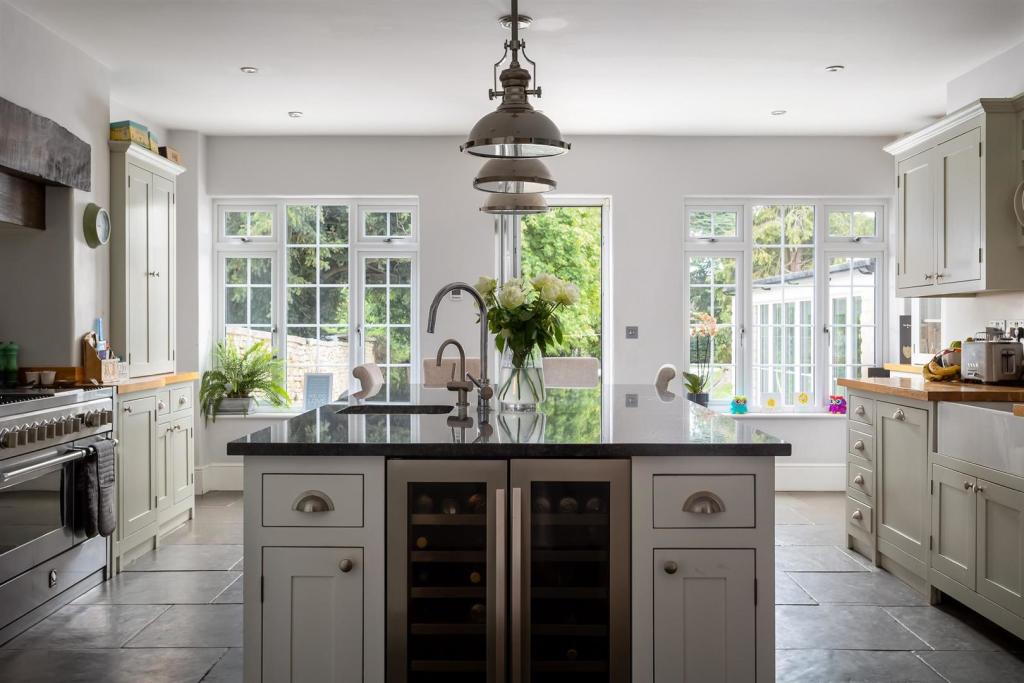 4 - Querns House - GL7 1RL - Web.jpg