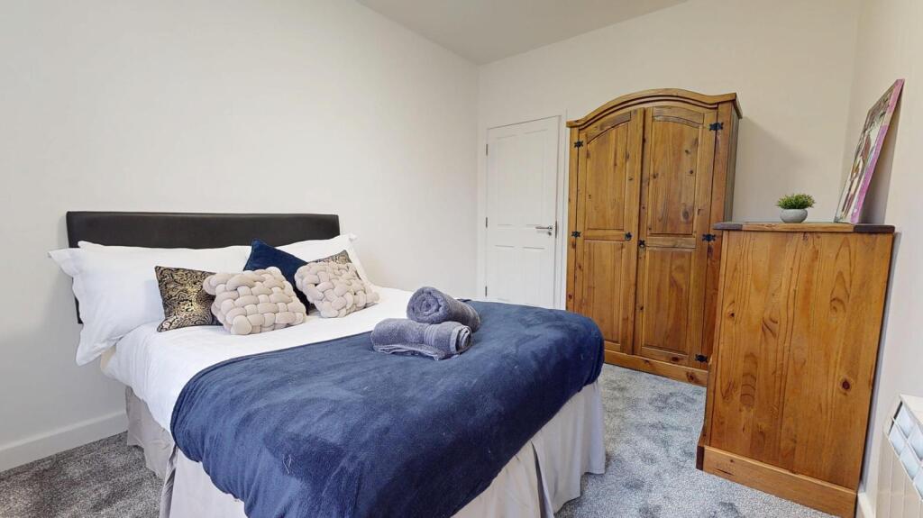 bedroom e.jpg