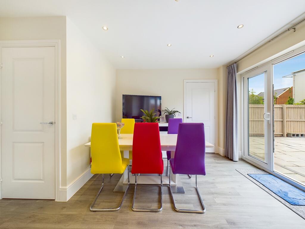 10 Farro Drive - Kitchen Diner1