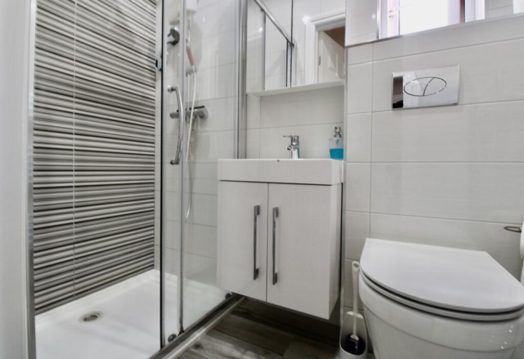Shower room 2