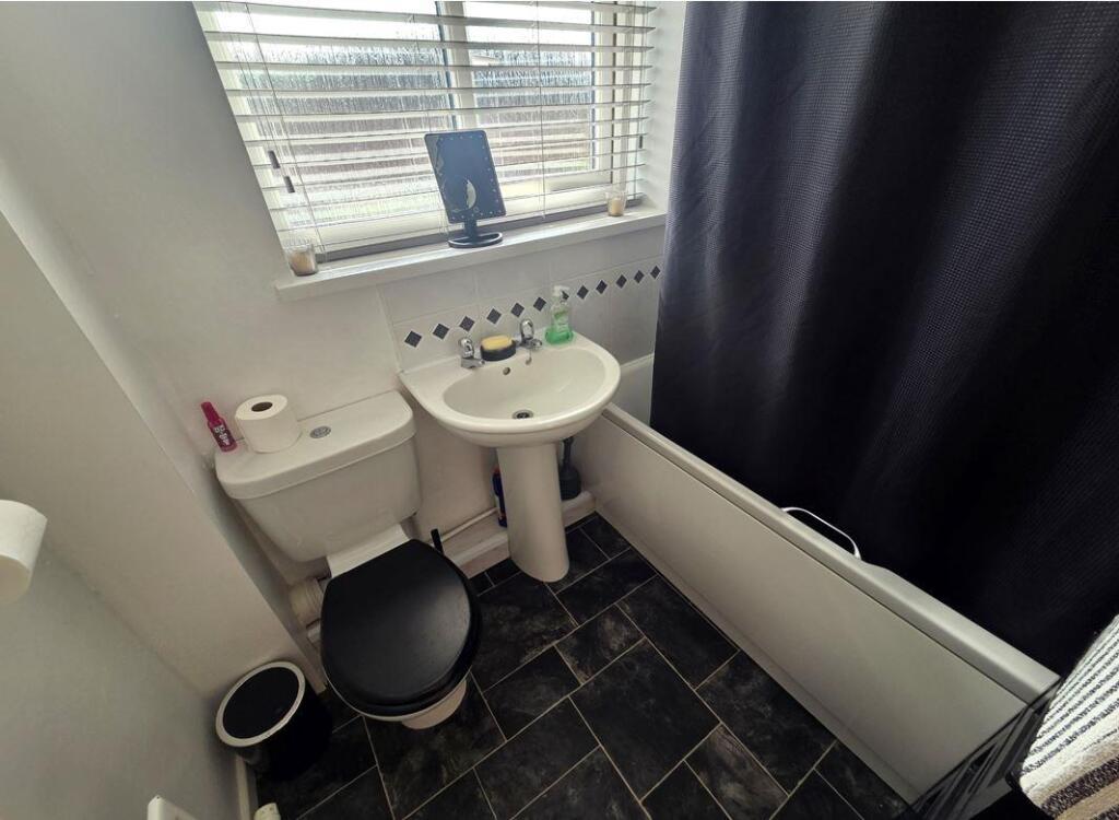 18 dovedale bathroom.JPG