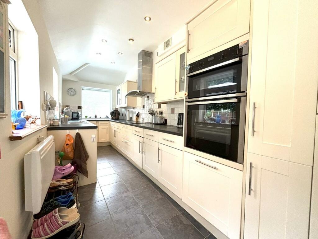 Kitchen 1.jpg