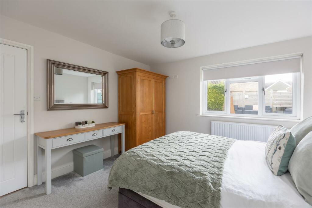 Farmanby Close 61 Bedroom 1-2.jpg