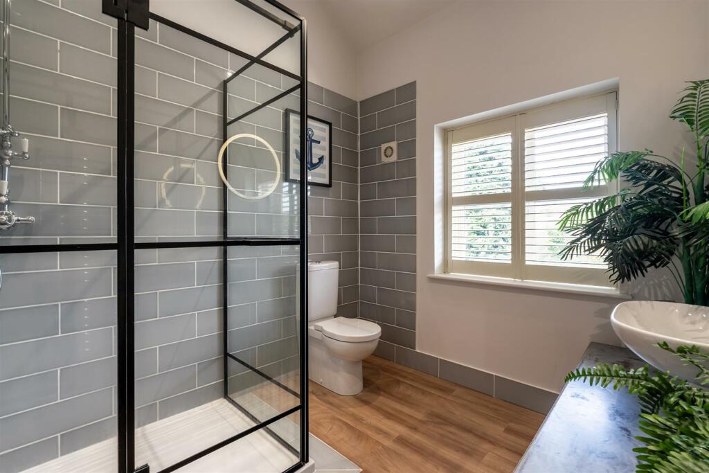 Master En-Suite Shower Room