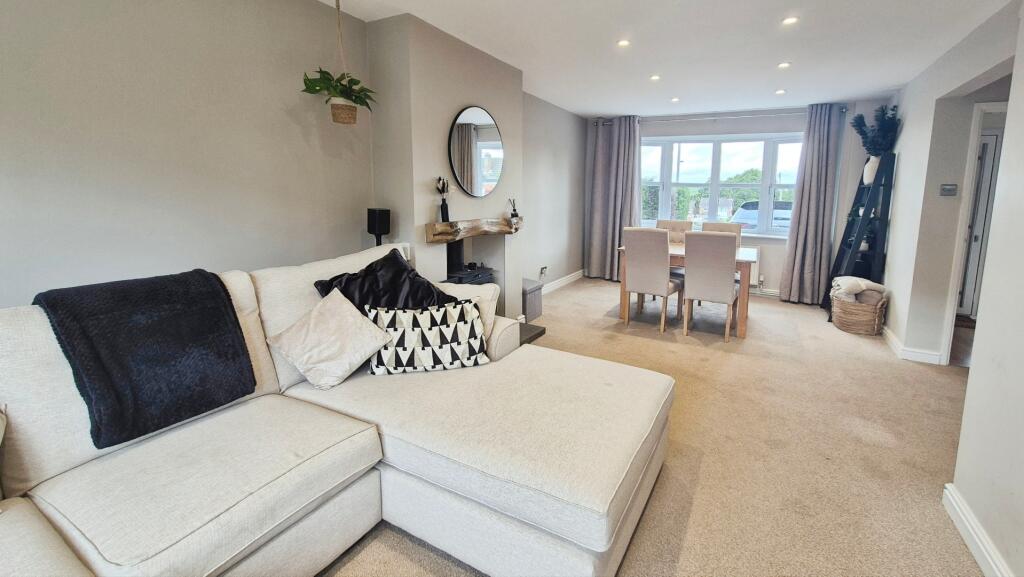 THROUGH LOUNGE/DINER