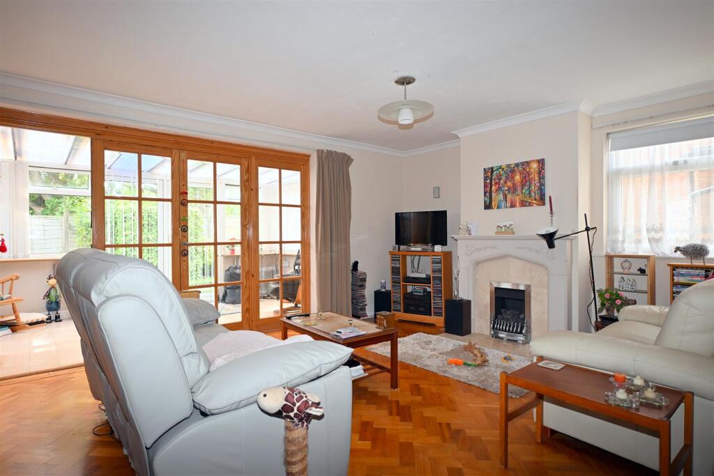 Sitting/Dining Room.