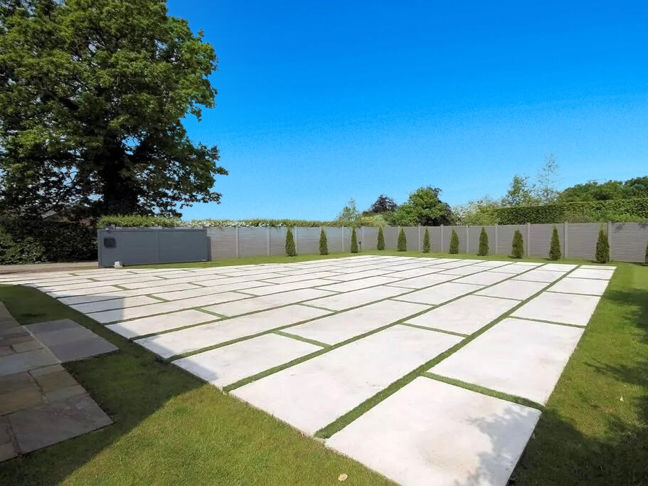 FRONT GARDEN
