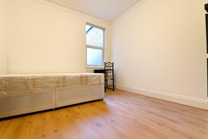 Large Double Room in Wood Green  N22