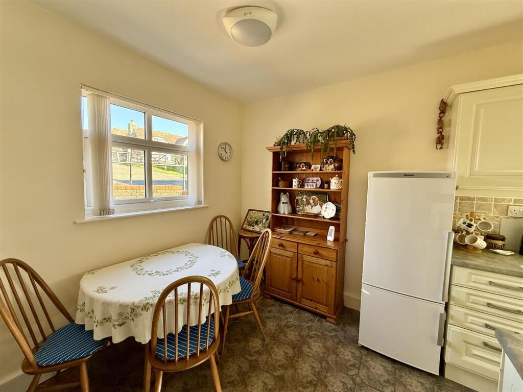 Kitchen/Dining Room: