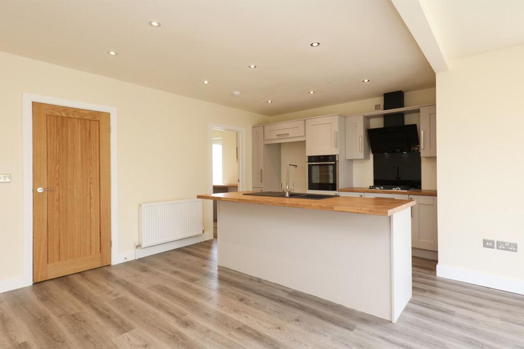 Breakfast Kitchen / Living Space
